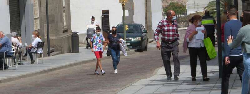 Gente paseando por el casco histórico de Telde/TA.